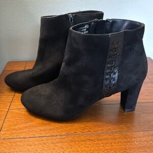 Aerosoles worn once Woman’s Black Suede Boots Size 8.5